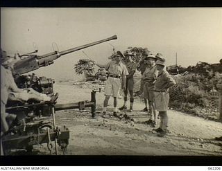 Port Moresby, New Guinea. 1943-01-18. VX130002 Major C. W. C. Thompson (1) lecturing on Bofors gun drill to officers attending a staff course at Headquarters, New Guinea Force