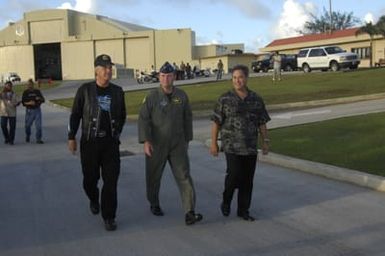 [Assignment: 48-DPA-SOI_K_Guam_6-6-7-07] Pacific Islands Tour: Visit of Secretary Dirk Kempthorne [and aides] to Guam, U.S. Territory [48-DPA-SOI_K_Guam_6-6-7-07__DI12421.JPG]