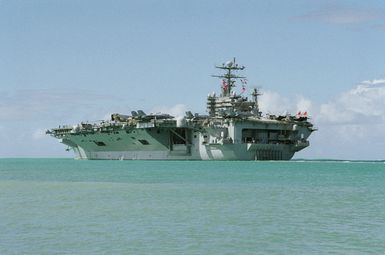 Port quarter view of the nuclear-powered aircraft carrier USS ABRAHAM LINCOLN (CVN 72) sailing off the south of the Hawaiian Islands to take part in Operation RIMPAC 2000