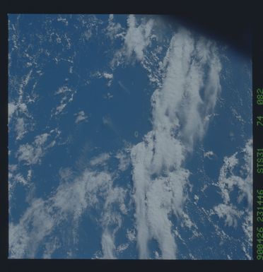 S31-74-082 - STS-031 - STS-31 earth observations