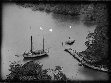 ["Segelschiff bei Anlegestelle, Auslegerboot, Cape Nelson"]