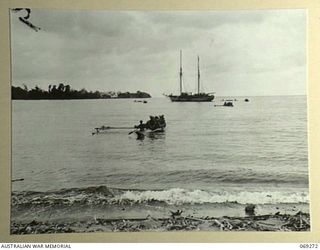 BIAMU, ORO BAY, NEW GUINEA. 1942-11-11. UNITED STATES TROOPS OF THE 1ST BATTALION, 128TH REGIMENT, 32ND UNITED STATES DIVISION LANDING AT BIAMU VILLAGE, ABOUT 17 MILES FROM FORCES OCCUPYING THE ..