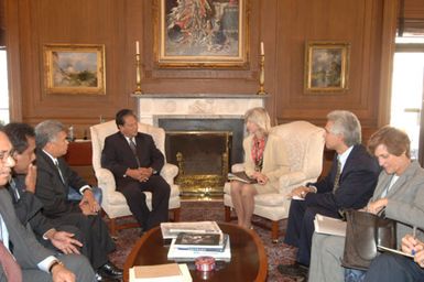 Marshall Islands President Kessai Note, seated to the left of Secretary Gale Norton at rear, conferring with the Secretary at Department of Interior headquarters