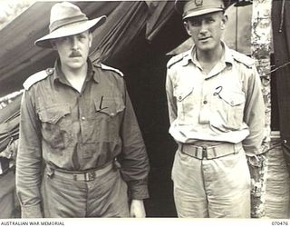 DUMPU, RAMU VALLEY, NEW GUINEA. 1944-02-09. VN1911A MAJOR B.L.M. TOMLINSON (1), 4TH GURKHA RIFLES, ATTACHED TO THE 18TH INFANTRY BRIGADE, STANDS ALONGSIDE NX231 BRIGADIER F.O. CHILTON, DSO, (2), ..