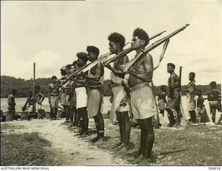 NEW GEORGIA, SOLOMON ISLANDS. 1943-03. A GUARD OF HONOUR MOUNTED BY NATIVE SCOUTS TRAINED AND COMMANDED BY CAPTAIN D.G. KENNEDY, BRITISH SOLOMON ISLANDS PROTECTORATE DEFENCE FORCE. THE GUARD SLOPES ..