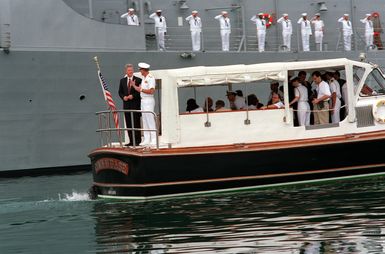 Crew members man the rails aboard the guided missile frigate USS CROMMELIN (FFG-37) as President William Jefferson Clinton and the presidential party passes by aboard the admiral's barge. Clinton and Adm. Charles R. Larson, commander-in-chief, U.S. Pacific Fleet, are on the fantail of the barge. Clinton is in Hawaii to tour area military installations