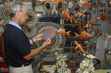 [Assignment: 48-DPA-SOI_K_Pohnpei_6-10-11-07] Pacific Islands Tour: Visit of Secretary Dirk Kempthorne [and aides] to Pohnpei Island, of the Federated States of Micronesia [48-DPA-SOI_K_Pohnpei_6-10-11-07__DI14042.JPG]