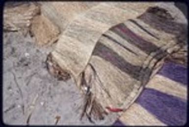 Weaving: long fiber skirts with stripes of different colors