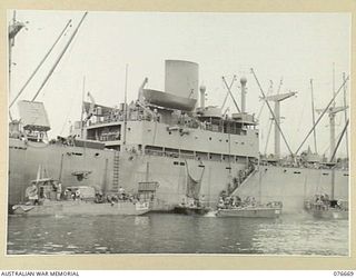 JACQUINOT BAY, NEW BRITAIN. 1944-11-04. TROOPS OF THE 14/32ND INFANTRY BATTALION AND THEIR EQUIPMENT BEING UNLOADED FROM THE TROOPSHIP, "CAPE ALEXANDER"