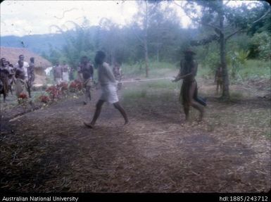 Man walking while tied, Kaa