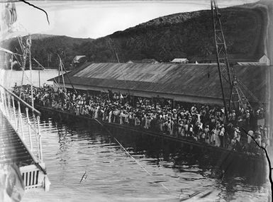 [Crowd of Pacific Islanders on wharf]