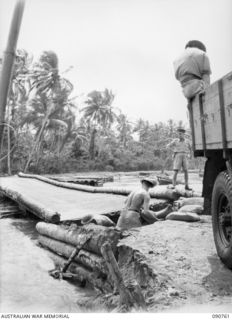 MILNE BAY, NEW GUINEA. 1942-09-21. ROYAL AUSTRALIAN ENGINEERS TROOPS REPAIRING THE BRIDGE ON THE MAIN ROUTE BETWEEN PONTOON WHARF AND THE GILI GILI - WAIGANI AREA. THE BRIDGE ENDS WERE WASHED AWAY ..