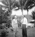 Waimanalo (Hawaii), portrait of two men in the garden
