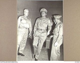 1942-10-12. GENERAL MACARTHUR STEPPING FROM THE PLANE IN WHICH HE FLEW TO NEW GUINEA. (NEGATIVE BY BOTTOMLEY)