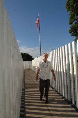 [Assignment: 48-DPA-09-30-08_SOI_K_NPS_Arizona] Visit of Secretary Dirk Kempthorne and aides to the U.S.S. Arizona Memorial, Pearl Harbor, Honolulu, Hawaii, [for tours, discussions with local officials] [48-DPA-09-30-08_SOI_K_NPS_Arizona_DOI_0970.JPG]