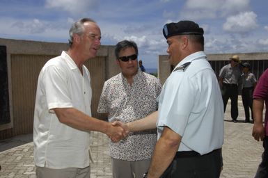 [Assignment: 48-DPA-SOI_K_Guam_6-6-7-07] Pacific Islands Tour: Visit of Secretary Dirk Kempthorne [and aides] to Guam, U.S. Territory [48-DPA-SOI_K_Guam_6-6-7-07__DI11450.JPG]