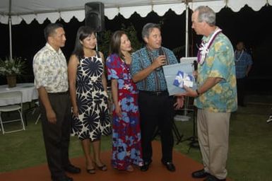 [Assignment: 48-DPA-SOI_K_Guam_6-6-7-07] Pacific Islands Tour: Visit of Secretary Dirk Kempthorne [and aides] to Guam, U.S. Territory [48-DPA-SOI_K_Guam_6-6-7-07__DI11937.JPG]