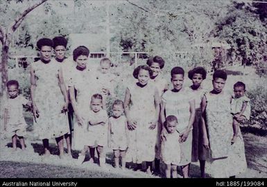 Dot (Dorothy) and women clan, Port Moresby