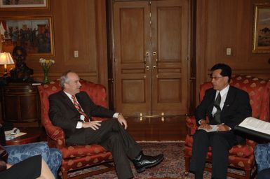 [Assignment: 48-DPA-02-05-08_SOI_K_Mori] Secretary Dirk Kempthorne [meeting at Main Interior] with delegation from the Federated States of Micronesia, led by Micronesia President Emanuel Mori [48-DPA-02-05-08_SOI_K_Mori_DOI_9643.JPG]