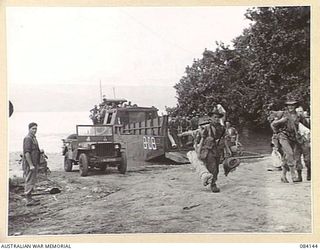 JACQUINOT BAY, NEW BRITAIN. 1944-12-02. SIGNALMEN ATTACHED TO THE 5 DIVISION, ARRIVING AT MALMAL MISSION FROM MADANG. IDENTIFIED PERSONNEL ARE:- SIG G.P. BLANCHARD, (1); SIG I.D. BOOTH, (2)