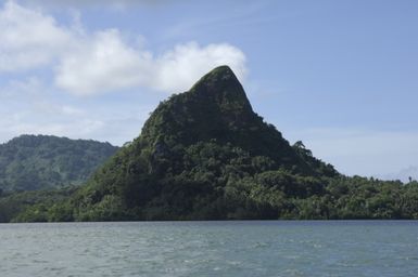[Assignment: 48-DPA-SOI_K_Pohnpei_6-10-11-07] Pacific Islands Tour: Visit of Secretary Dirk Kempthorne [and aides] to Pohnpei Island, of the Federated States of Micronesia [48-DPA-SOI_K_Pohnpei_6-10-11-07__DI13954.JPG]