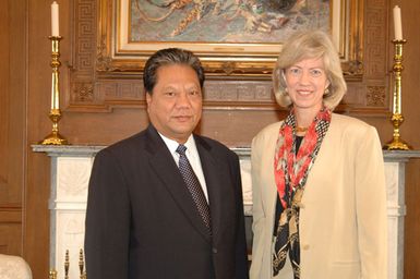 Marshall Islands President Kessai Note, left, visiting Department of Interior headquarters for meeting with Secretary Gale Norton