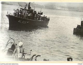 JACQUINOT BAY, NEW BRITAIN. 1945-01-24. RATINGS ABOARD THE ML802 AND THE ML825 ALONGSIDE THE LCM (LANDING CRAFT MECHANISED) WHICH THEY HAVE BEEN USING AS A TARGET DURING A SHOOT ARRANGED BY THE ..