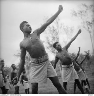 BISIATABU, NEW GUINEA. 1944-05-23. MEMBERS OF THE PAPUAN INFANTRY BATTALION RECEIVING TRAINING IN THE CORRECT METHOD OF THROWING A HAND GRENADE. IDENTIFIED PERSONNEL ARE:- 580 PRIVATE MARUPE (1); ..