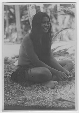 "Bock and Hessle Gilbertöarnaexpedition: 1 young woman sitting on the ground, wearing a base skirt. Text on the back: “Young Wife.” A series of photons. 6977: 1-15. "