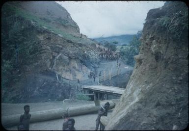 Building a road with pick and shovel : Wahgi Valley, Papua New Guinea, 1954 and 1955 / Terence and Margaret Spencer