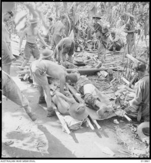 1942-12-16. PAPUA. GONA. AUSTRALIANS WOUNDED RECEIVE TREATMENT IN THE FRONT LINE. (NEGATIVE BY G. SILK)