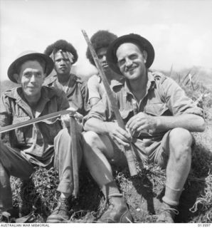 1942-11-19. NEW GUINEA. KOKODA. AUSTRALIANS DISPLAY A JAP COOLIE SWORD AND JAPANESE BAYONET