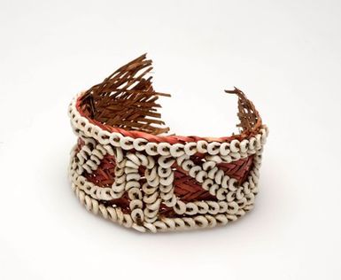 Braided rattan bracelet with nassas shell decoration