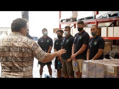 Moana Pasifika rugby players give local food bank a helping hand