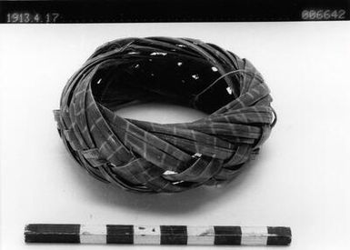 ["armring, armband, smycke, bangle, jewellery", "armring, armband, smycke, bangle, jewellery"]