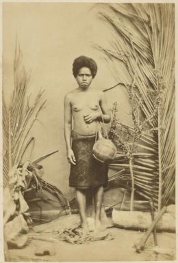 Portrait of Gomenna, holding a gourd jar, New Caledonia, ca. 1870 / photographed by W. & E. Dufty