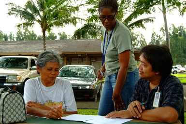 [Earthquake] Kapa'au, HI, November 1, 2006 - Feliciadad Delacruz registers with FEMA at a disaster recovery center after her home sustained damage from recent earthquakes. Adam DuBrowa/FEMA.