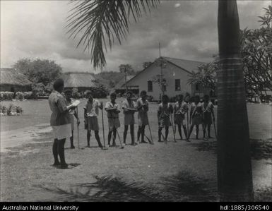 Instructing Fijian farmers