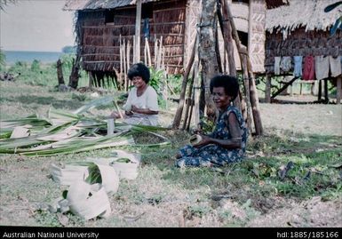 Guasopa: Women rolling dried pandanus leaves