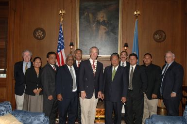 [Assignment: 48-DPA-09-26-07_SOI_K_Pres_Note] Secretary Dirk Kempthorne [and aides meeting at Main Interior] with delegation from Republic of Marshall Islands, led by Marshalls President Kessai Note [48-DPA-09-26-07_SOI_K_Pres_Note_DOI_2179.JPG]