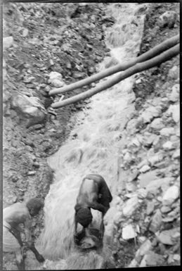 Two men washing gold, Bulolo River, New Guinea, 1933, 2 / Sarah Chinnery