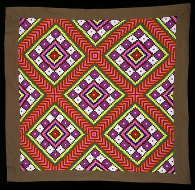 Tīvaevae ta’ōrei pua kaute (patchwork quilt of hibiscus)