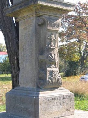 ["Uničov, a column with a statue of St. Anny Samoa, third.", "Uničov, sloup se sochou sv. Anny Samotřetí."]