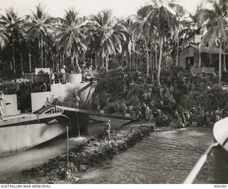GREEN ISLAND, SOLOMON ISLANDS. 1944-02-16. NEW ZEALAND TROOPS FILE DOWN THE RAMP OF THE AMERICAN LANDING CRAFT INFANTRY LCI-444 TO OCCUPY THE ISLAND. (NAVAL HISTORICAL COLLECTION)