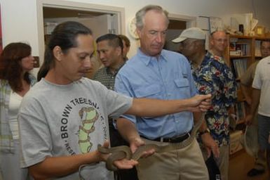 [Assignment: 48-DPA-SOI_K_Guam_6-6-7-07] Pacific Islands Tour: Visit of Secretary Dirk Kempthorne [and aides] to Guam, U.S. Territory [48-DPA-SOI_K_Guam_6-6-7-07__DI12177.JPG]