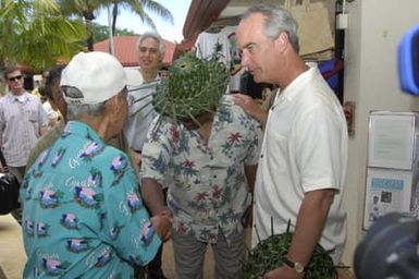 [Assignment: 48-DPA-SOI_K_Guam_6-6-7-07] Pacific Islands Tour: Visit of Secretary Dirk Kempthorne [and aides] to Guam, U.S. Territory [48-DPA-SOI_K_Guam_6-6-7-07__DI11236.JPG]