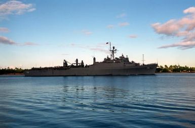 The dock landing ship USS ANCHORAGE (LSD-36) arrives at Naval Station, Pearl Harbor, for a port visit before returning to Naval Station, San Diego, Calif. The ANCHORAGE is returning to the U.S. following its deployment to the Persian Gulf region for Operation Desert Shield and Operation Desert Storm.