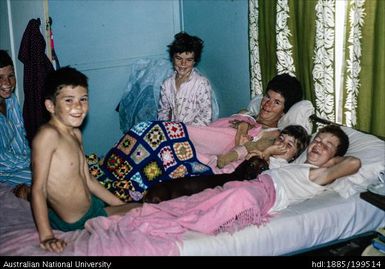 Family in bed at Vila