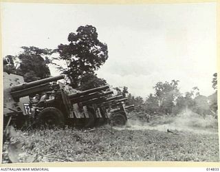 1943-05-11. NEW GUINEA. 25 POUNDER GUNS ON A PRACTICE SHOOT. (NEGATIVE BY N. BROWN)