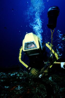A Navy diver works on the hull of the submarine ex-USS BLUEGILL (SS 242) during Pacific Submarine Salvage Exercise 83 (PACSUBSALVEX-83) off the coast of Maui
